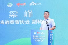 专业工做人员为居平易近细致解读补助的